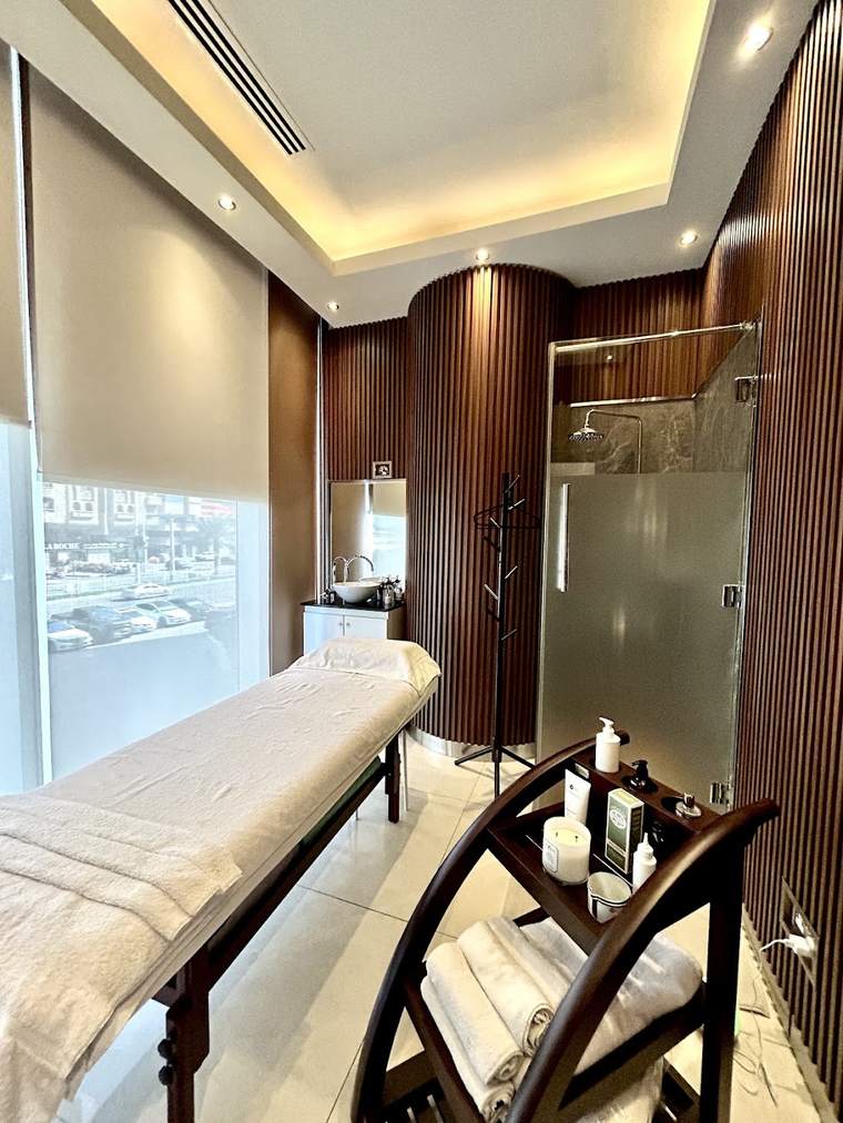 The treatment room at Venere by Ann with a made-up bed and soft lighting